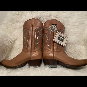 NWT Women’s Frye cowboy boots.